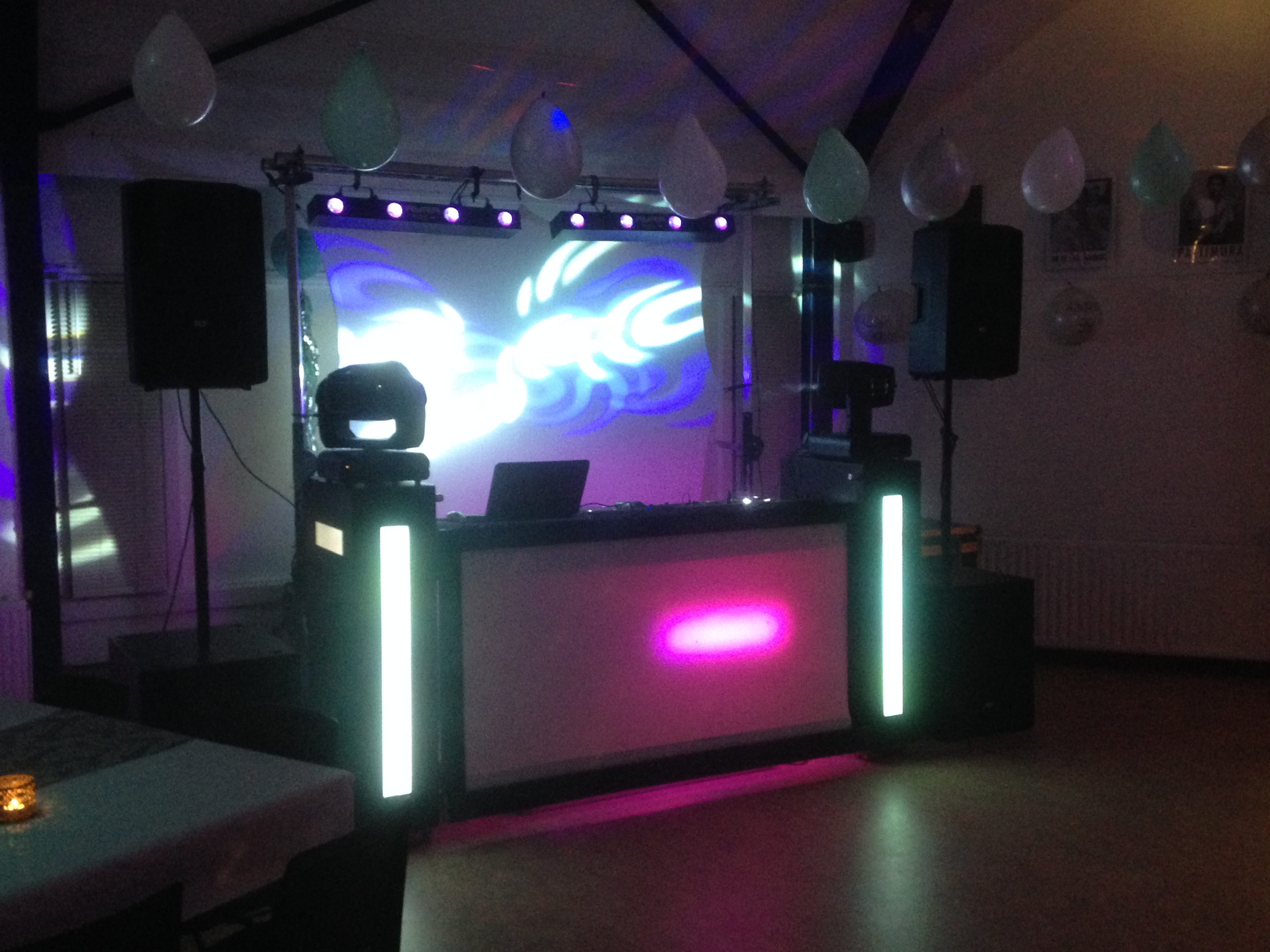 DJ setup met witte ballonnen